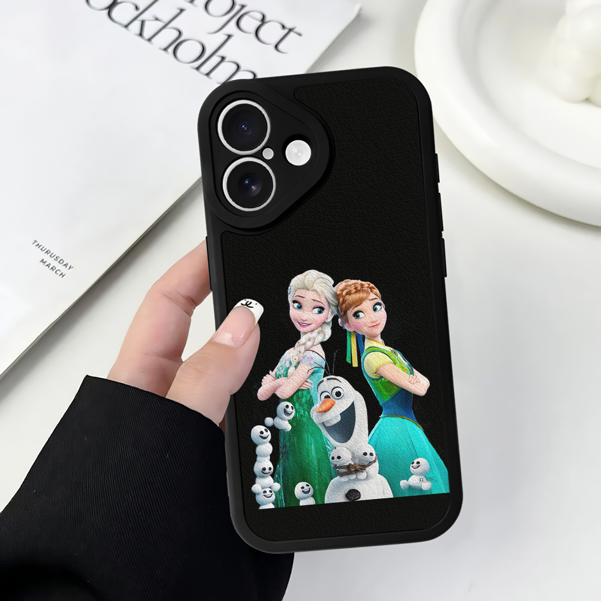 （画像用） アナと雪の女王 アンナ エルサ Frozen Anna Elsa 【iPhone 16シリーズ対応】シリコンスマホケース（レザー調） 材質：シリコン